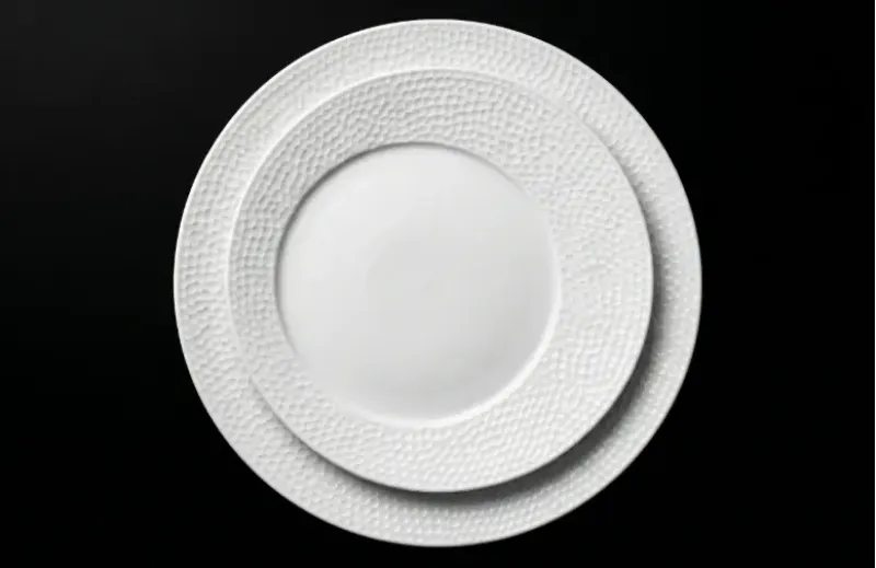 assiette asymétrique effet martelé 23 cm